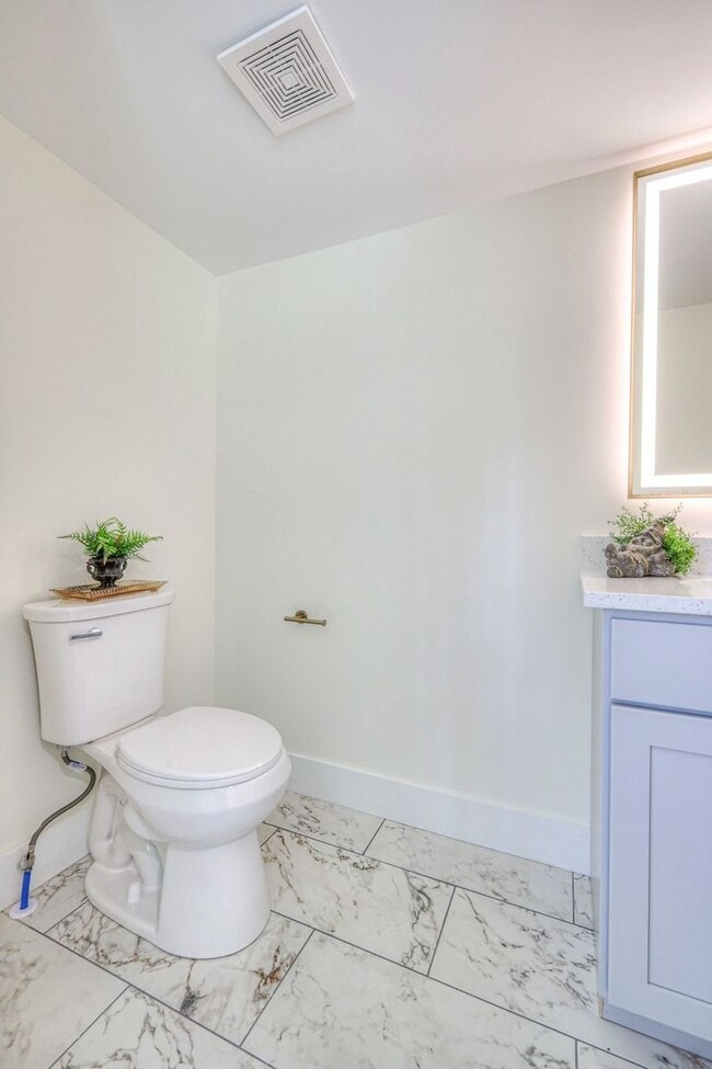 Building Photo - 203 W Cedar St