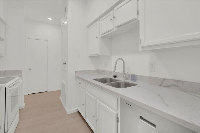 Building Photo - 4001 Tanglewilde St