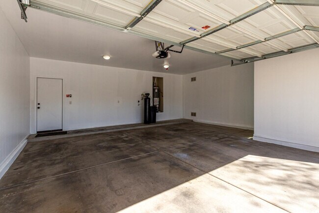 Building Photo - 390 W Wisteria Pl