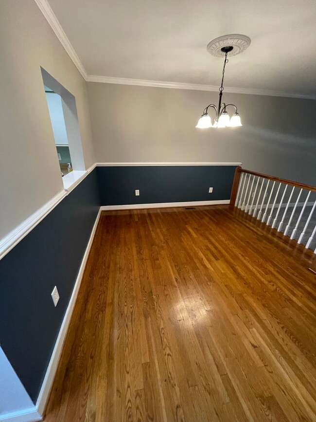 Building Photo - Large 2 Bedroom, 2.5 Bath Townhouse - Autu...