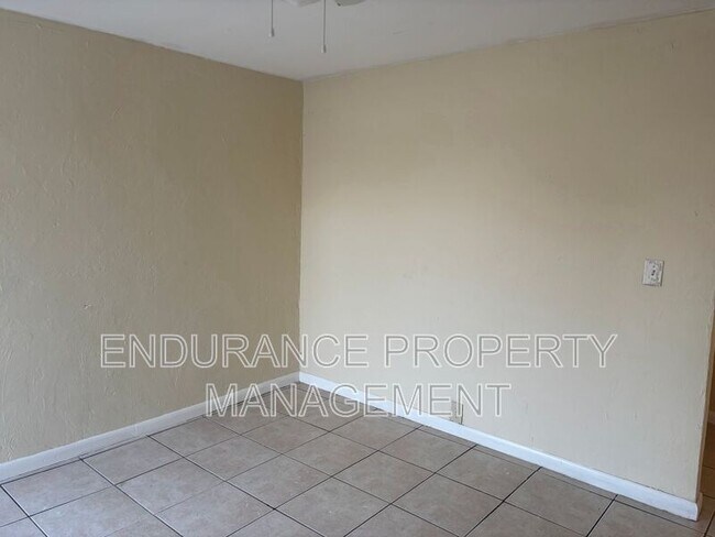 Building Photo - 1125 W 28th St