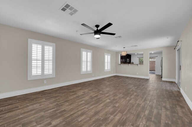 Building Photo - Beautiful Two bedroom 2 1/2 bath