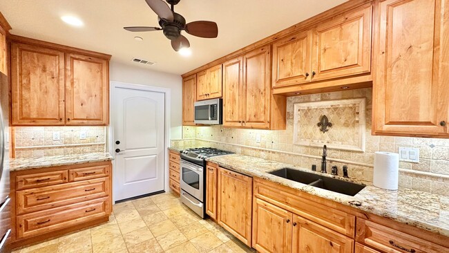 Building Photo - Stunning and Well Appointed High-End Two-S...