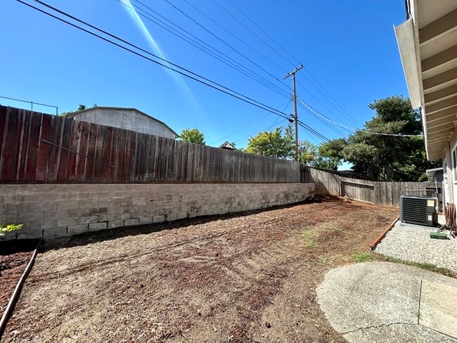 Building Photo - Beautiful 3 bedroom 2 Bathroom For Rent in...