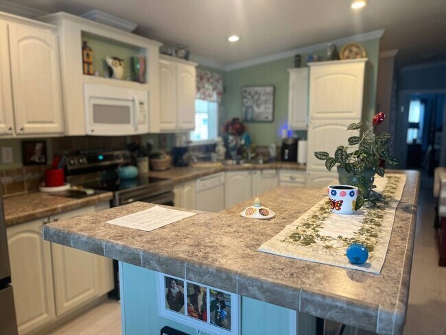 Building Photo - 5904 SW 59th Ln