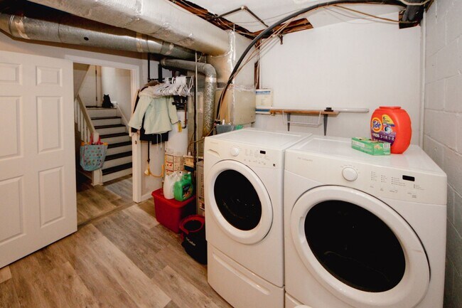 Building Photo - 1424 Shadowbrook Dr