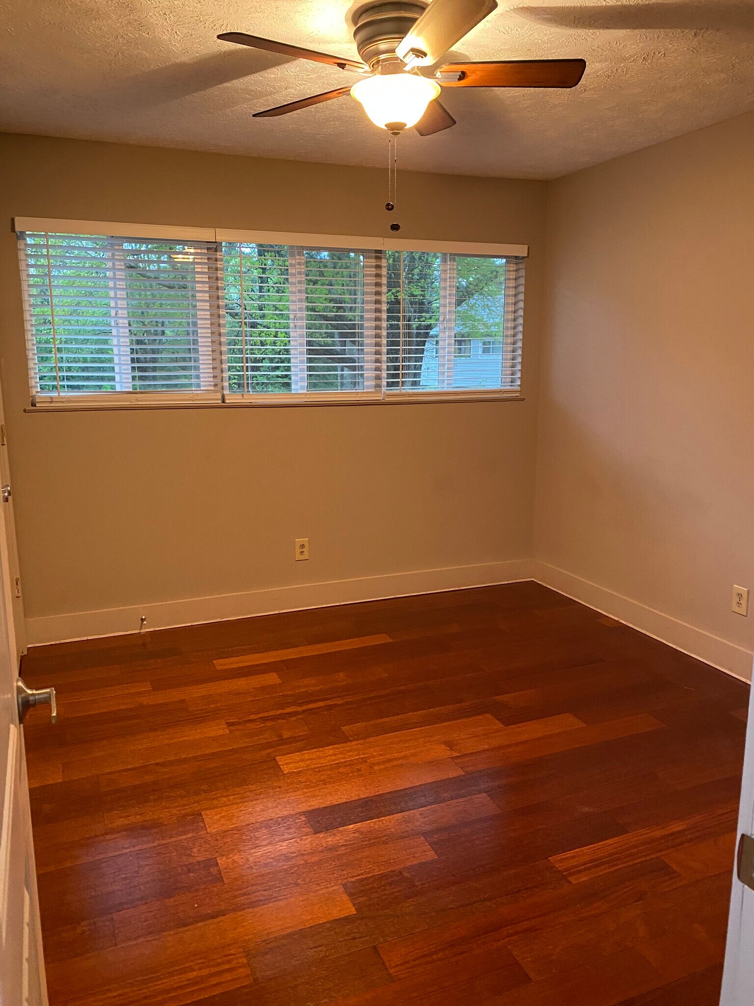 Building Photo - 303 Country Club Dr