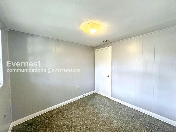 Building Photo - 2470 Ave E SW