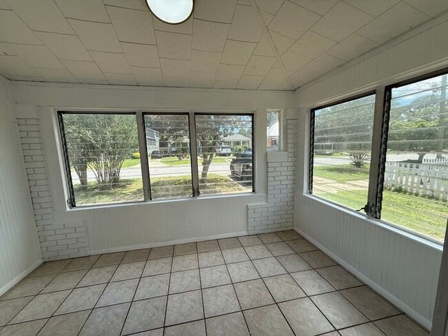 Building Photo - Pensacola - East Hill - 2 Bedroom, 1 Bathroom