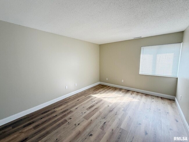 Building Photo - 3440 Villa Ridge