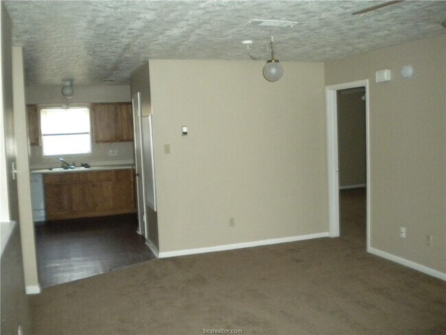 Building Photo - 906 Spring Loop