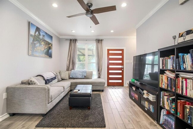 Building Photo - 2109 Maxwell Ln