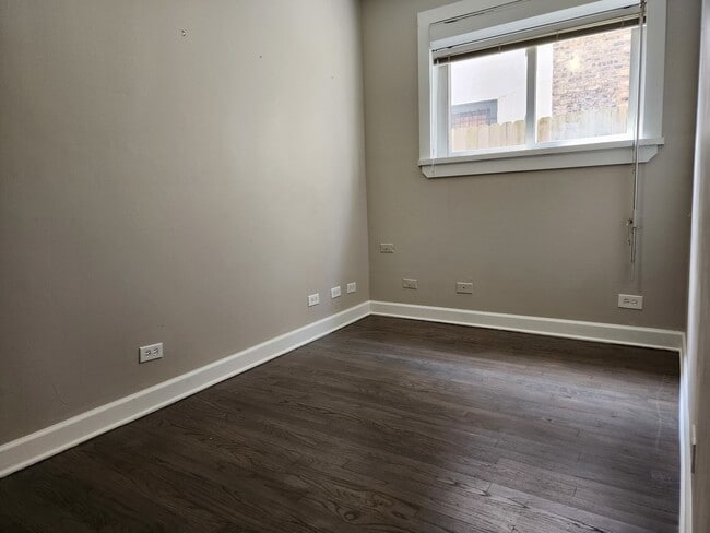 Building Photo - 1429 W Jarvis Ave