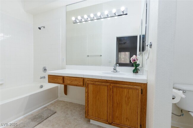 Building Photo - 2110 Los Feliz St