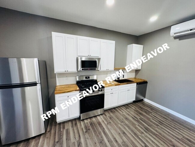 Building Photo - 3230 Pulaski St