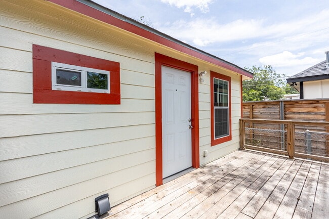 Building Photo - 330 Gem Ln