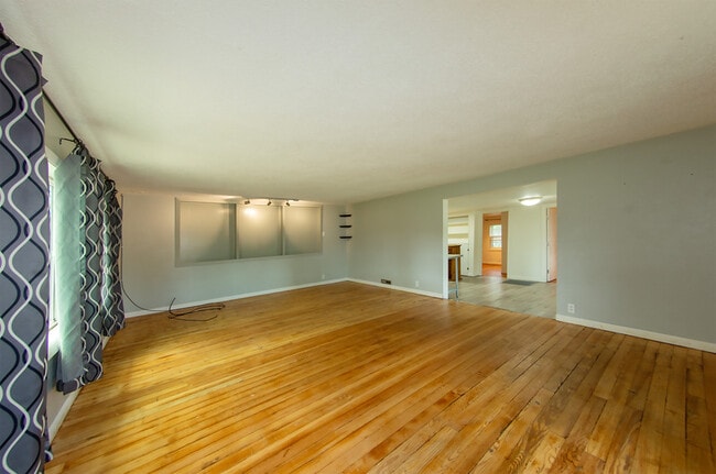 Building Photo - 210 Seymour Ave