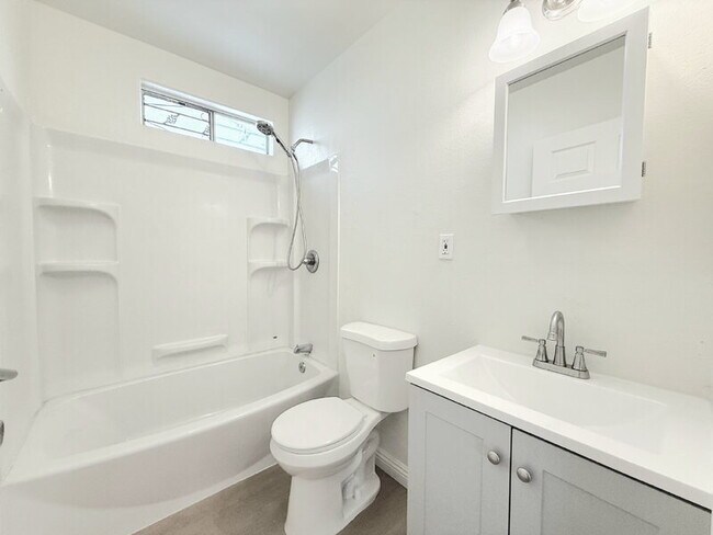 Building Photo - 1325 W 58th St