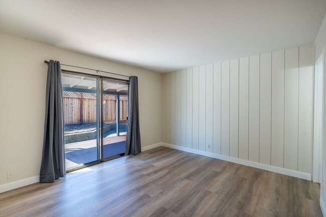 Building Photo - 1525 Jasmine Way