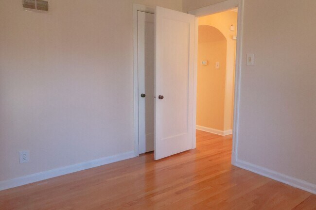 Building Photo - Brentwood Cottage for Lease