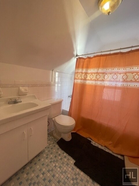 Building Photo - Room For Rent with Private Bathroom in Ros...
