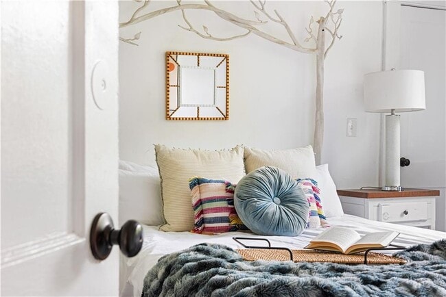 Building Photo - 1031 Austin Ave NE