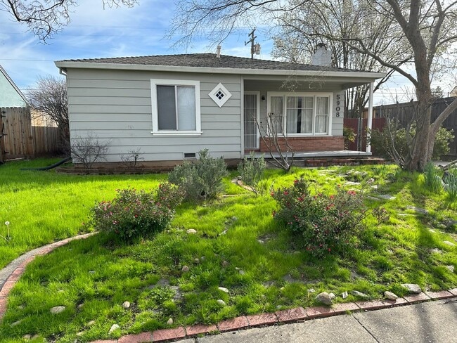 Building Photo - 3 Bed/1 Bath Home with Yard in Tahoe Park
