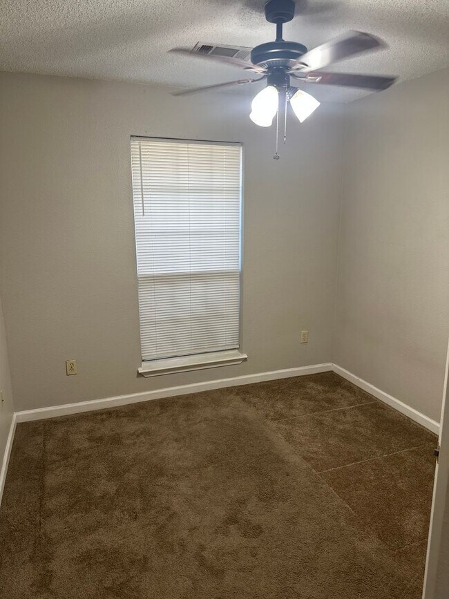 Building Photo - Move-in Ready!  3-Bed, 2-Bath Home in Bent...