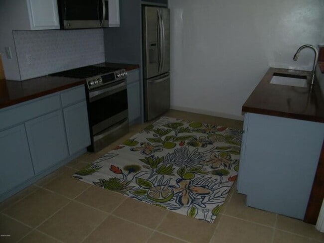Building Photo - Charming Tucson 3-Bedroom Home with Spacio...