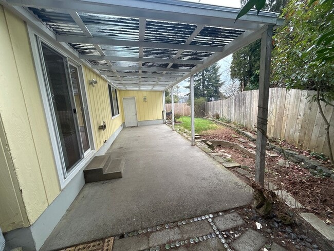 Building Photo - HALF OFF FEBRUARY RENT! 3 Bedroom 1.5 Bath in Desirable NW Corvallis