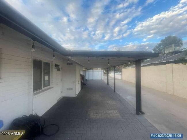 Building Photo - 4843 E Cambridge Ave