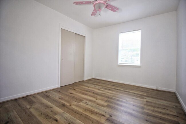 Building Photo - 9137 White Oak Dr