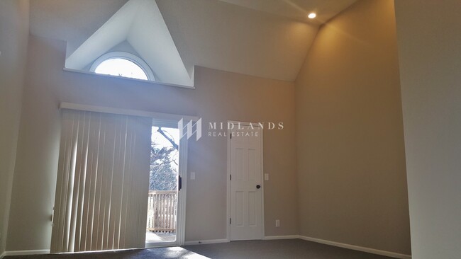 Building Photo - Stunning Updated Rockbrook Home