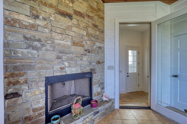 Building Photo - 137 N Ridge Ln