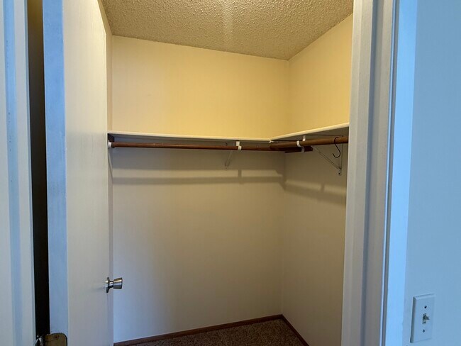 Building Photo - 2528 Birchview Ln