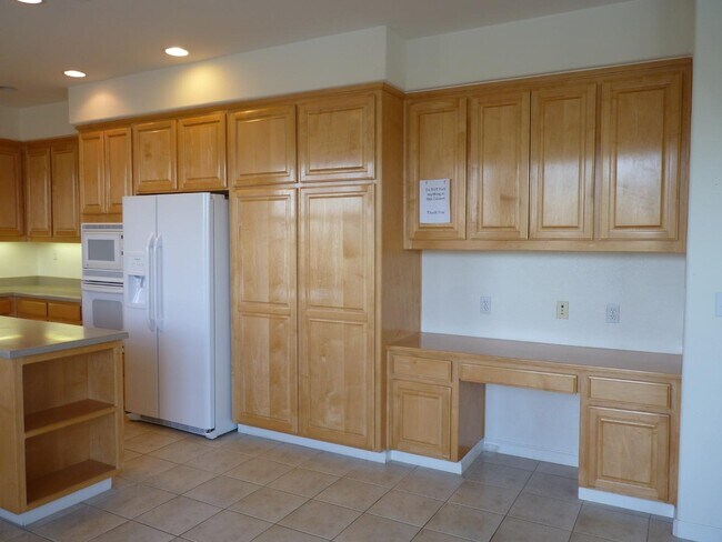 Building Photo - 1065 Rockport Ave