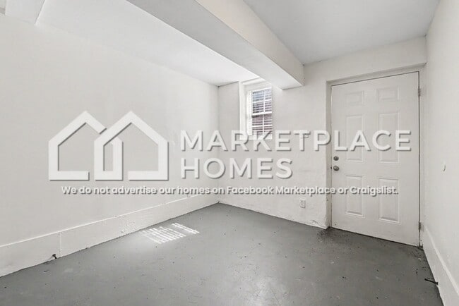 Building Photo - 1433 Sharon St NW