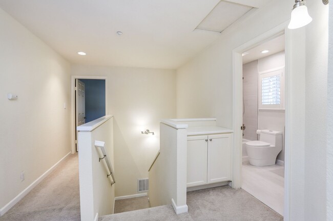 Building Photo - 3 Bed / 2.5 Bath bright and spacious home ...