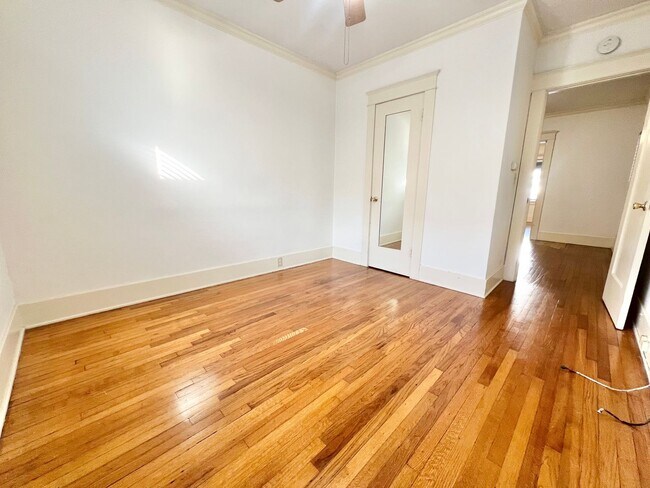 Building Photo - Lower Level 1 Bedroom with Den/Office in Alamitos Beach Apartment