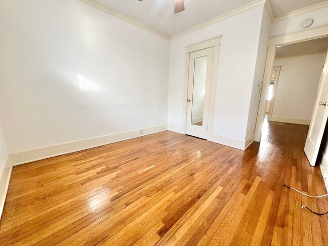 Building Photo - MOVE IN SPECIAL - Lower Level 1 Bedroom with Den/Office in Alamitos Beach Apartment