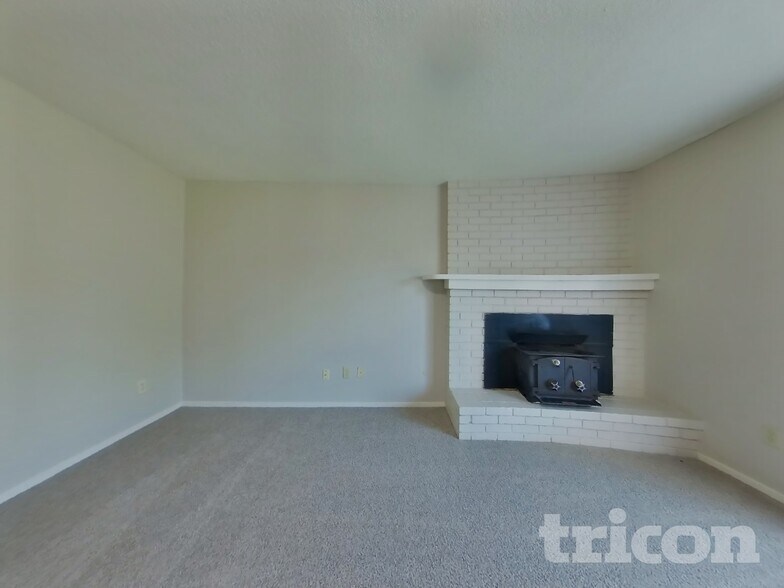 Building Photo - 619 E 24th St