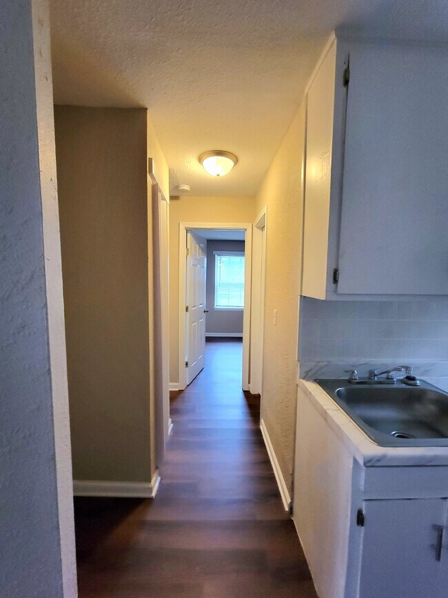 Building Photo - Section 8 Approved! 1 bedroom 1 bathroom w...