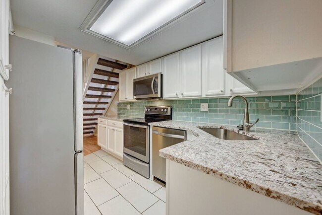 Building Photo - $1,995 - 2 Bed, 2 Bath Lofted Townhome in ...