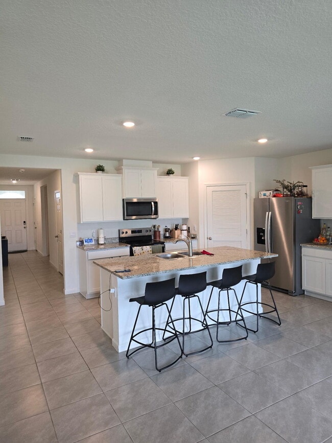 Building Photo - 9725 SW Triton Wy