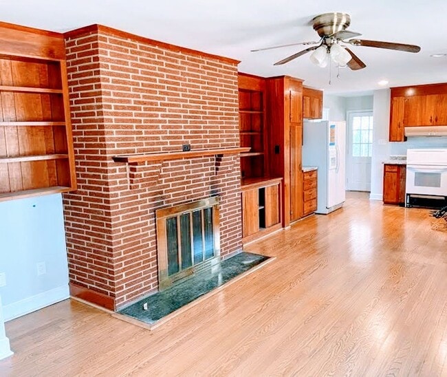 Building Photo - Great 4 Bedroom House
