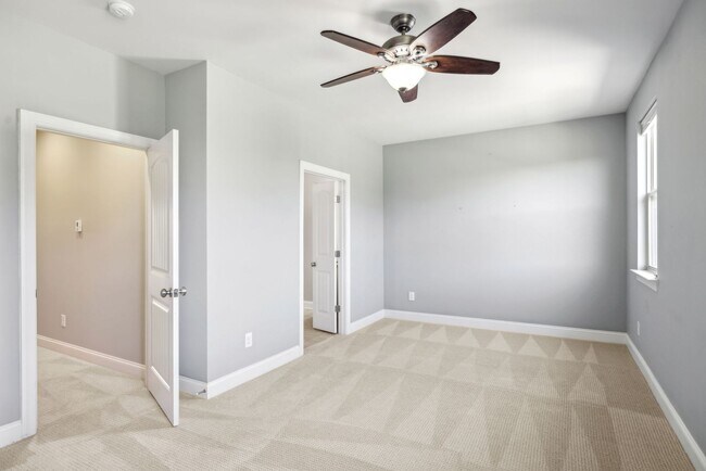 Building Photo - 3 BR/2.5 BA Luxury Townhome
