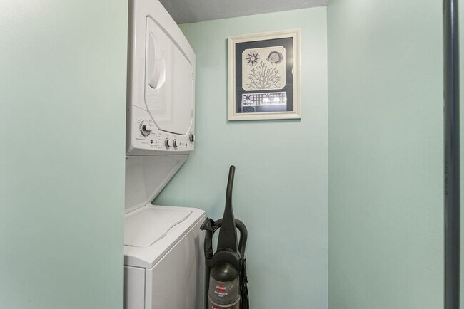 Building Photo - 8743 Thomas Dr