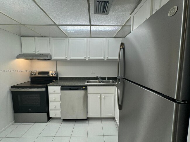 Building Photo - 3660 Inverrary Dr