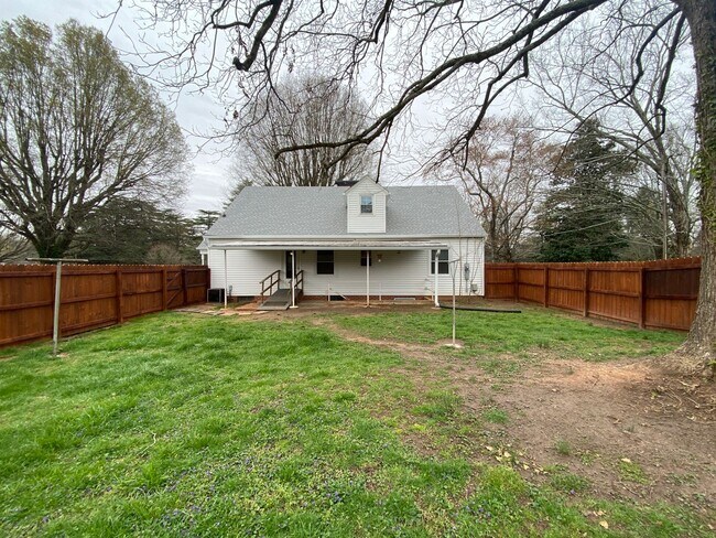 Building Photo - 4025 Robinhood Rd