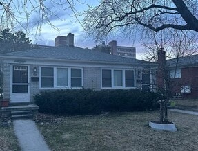 Building Photo - Charming 2 bedroom duplex perfectly located in Rochester